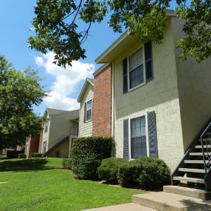 Apartment building exterior and lawn at Pecan Ridge in Midlothian, Texas