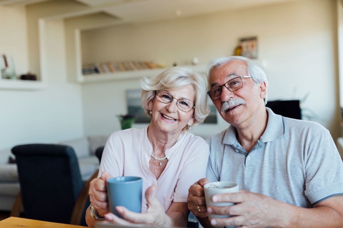 Residents sitting drinking coffee at The Reserve at Thousand Oaks in Thousand Oaks, California