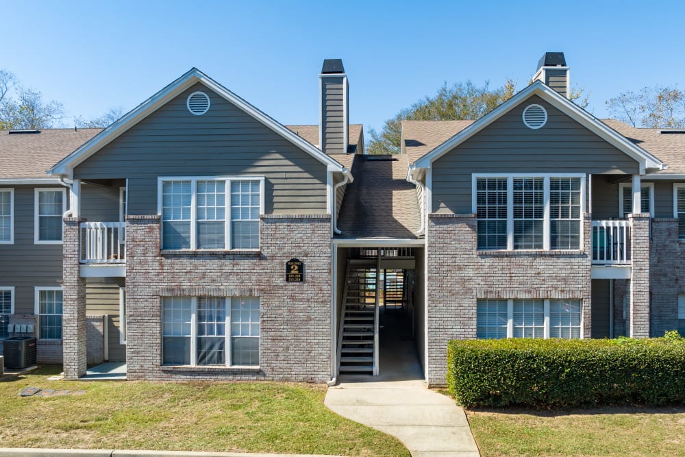 Exterior of an apartment building at Arbor Gates in Fairhope, Alabama