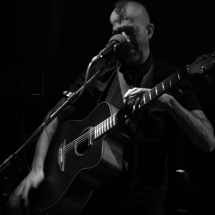 Jon Gomm drops his capo