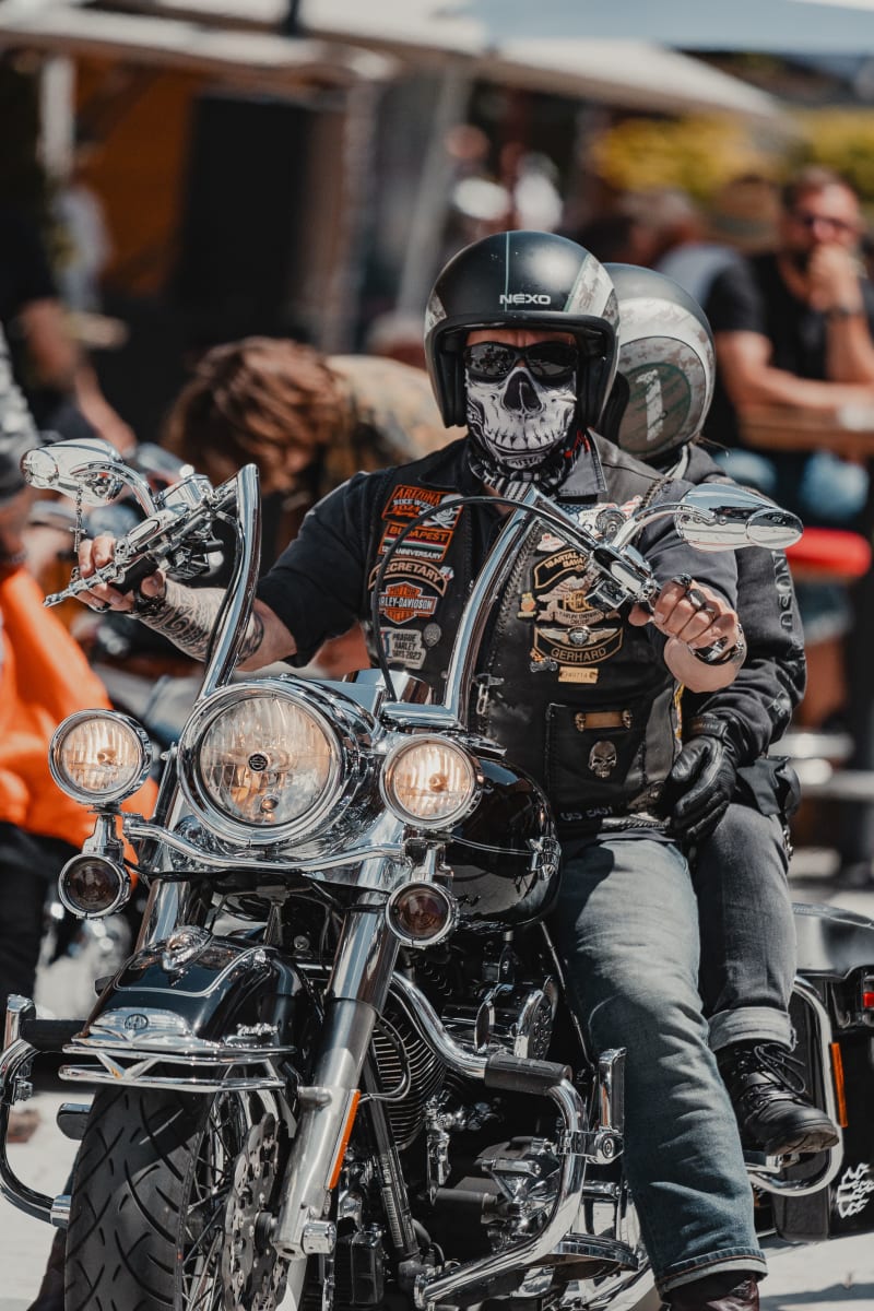 Ein Biker mit Totenkopfmaske fährt durch das Glemmtal.