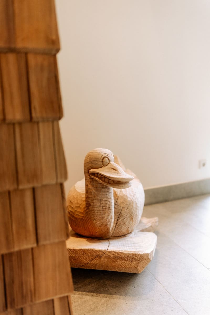 Eine Holzente im Glemmtalerhof in Hinterglemm steht im Vordergrund.