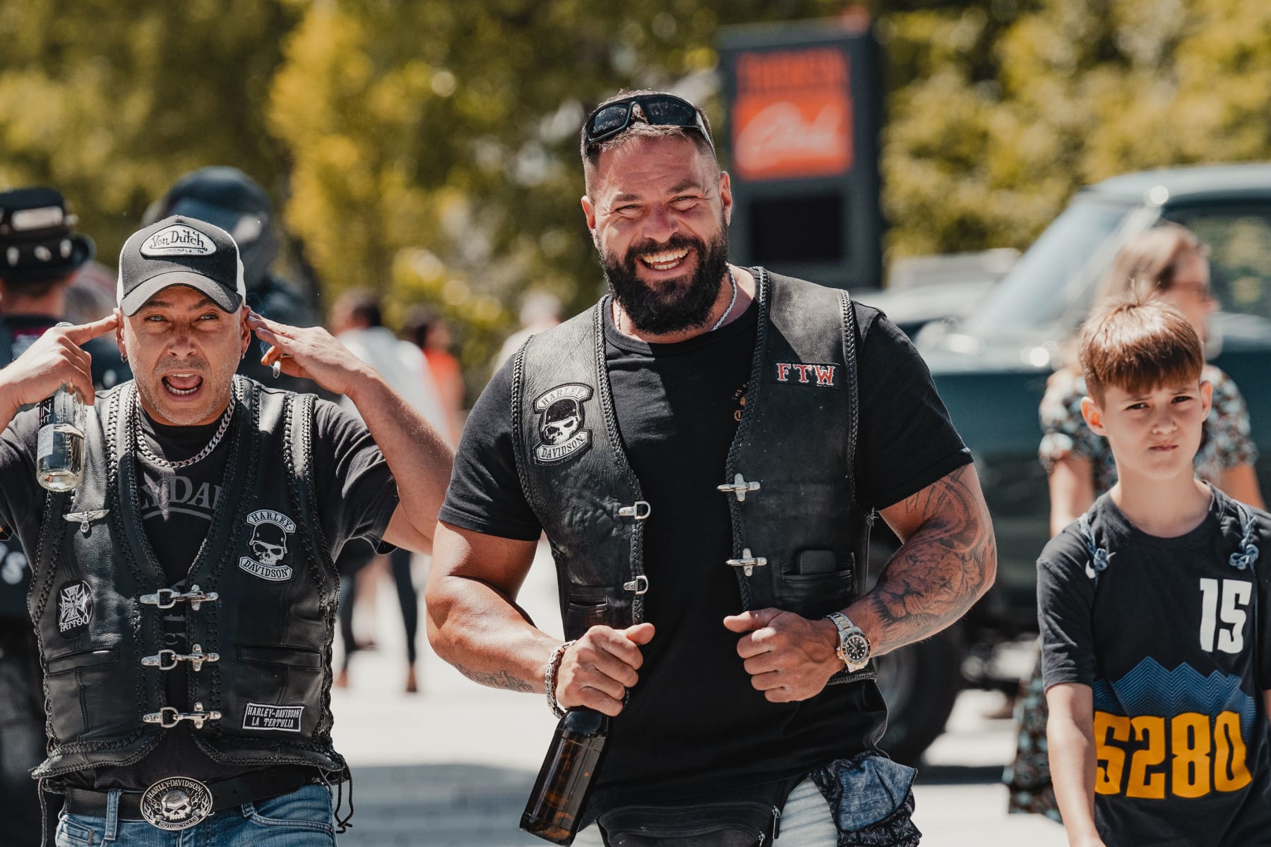 Biker feiern in Hinterglemm, umgeben von einer lebhaften Atmosphäre im Glemmtal.