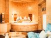 Gemütliches Zimmer im Glemmtalerhof in Hinterglemm mit Holzdekor und komfortabler Ausstattung für entspannte Aufenthalte.