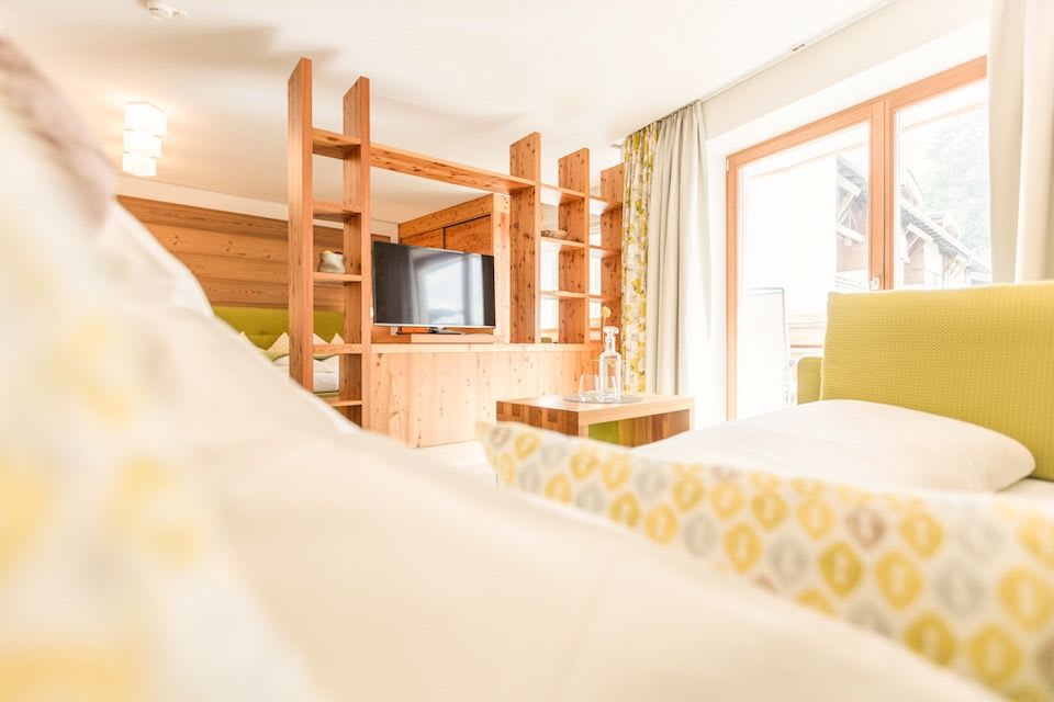 Ein modernes Zimmer im Glemmtalerhof in Hinterglemm mit Holzdetails und viel Tageslicht. Gemütlich und einladend.