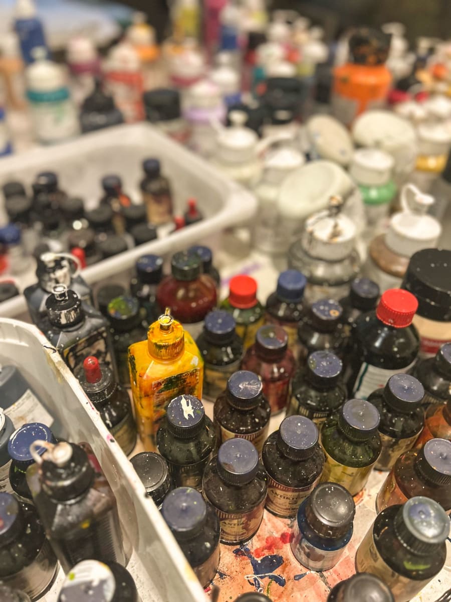 Various colors in bottles inspire creativity in Glemmtal.