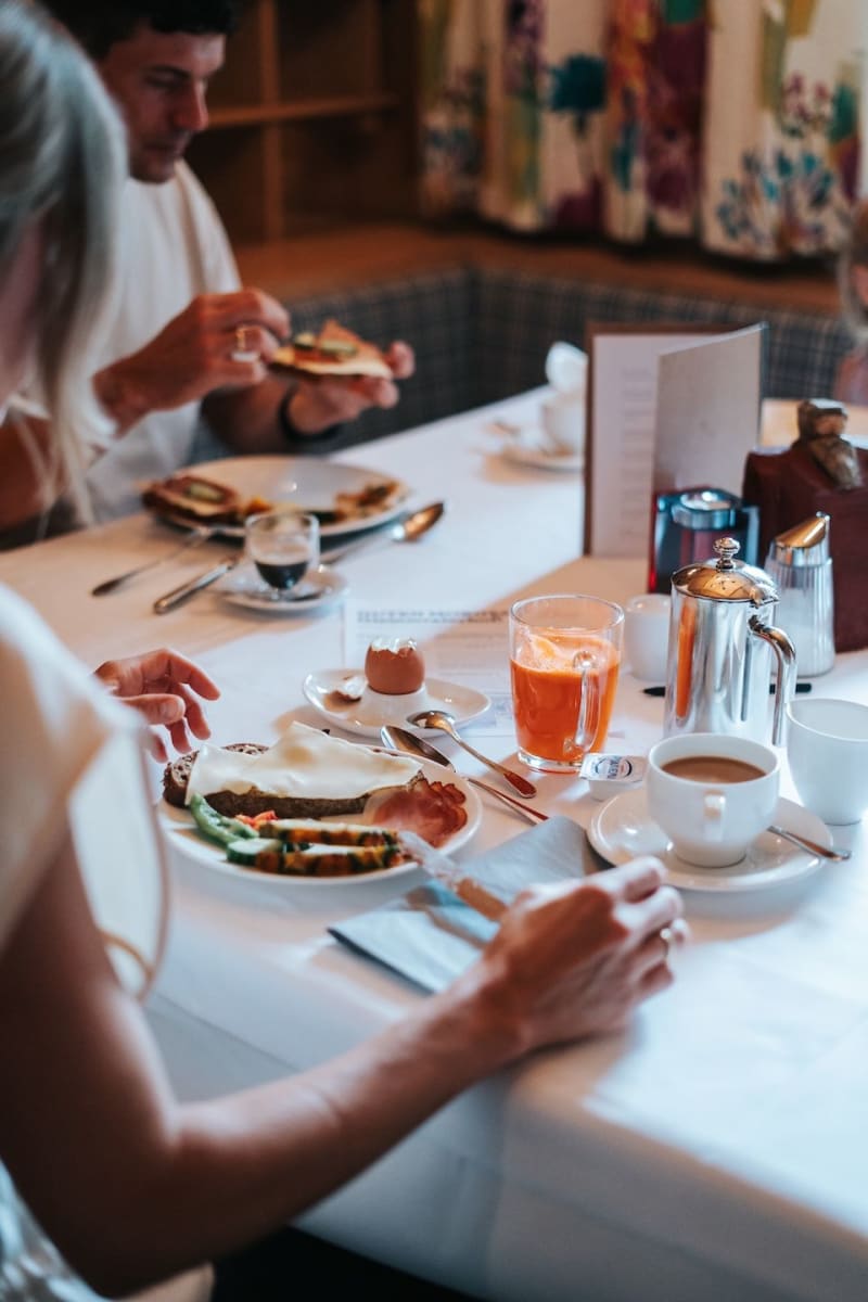 Frisches Frühstück im Glemmtalerhof in Hinterglemm mit verschiedenen Speisen und Getränken auf dem Tisch.