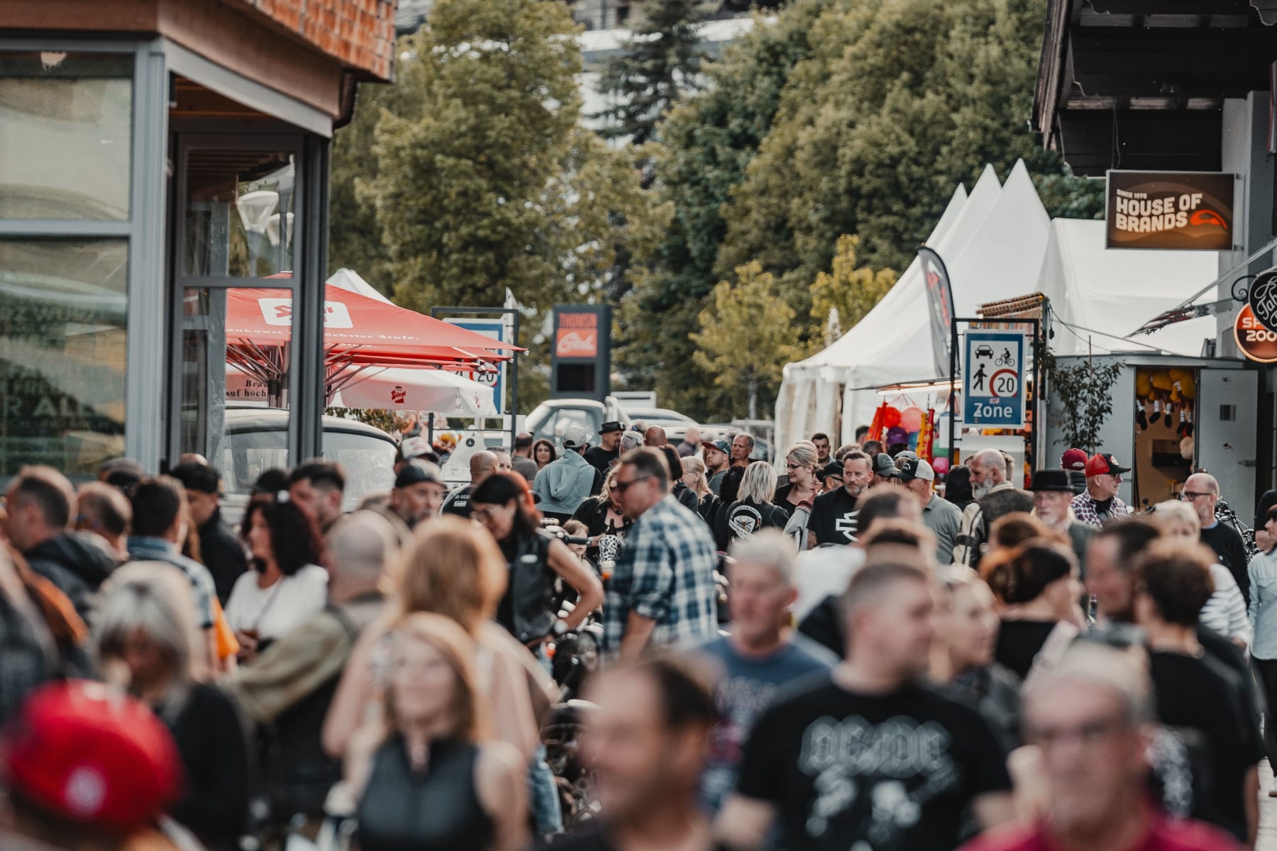 Menschenmenge im Zentrum Hinterglemm, umgeben von Geschäften und Ständen = Biker Village Biker Mania reloaded.