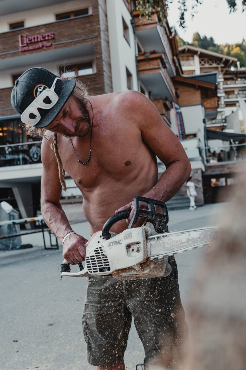 Flo Wolf von Glemmtart mit seiner bei der Arbeit. Streetart live Glemmtal vor dem Glemmtalerhof.