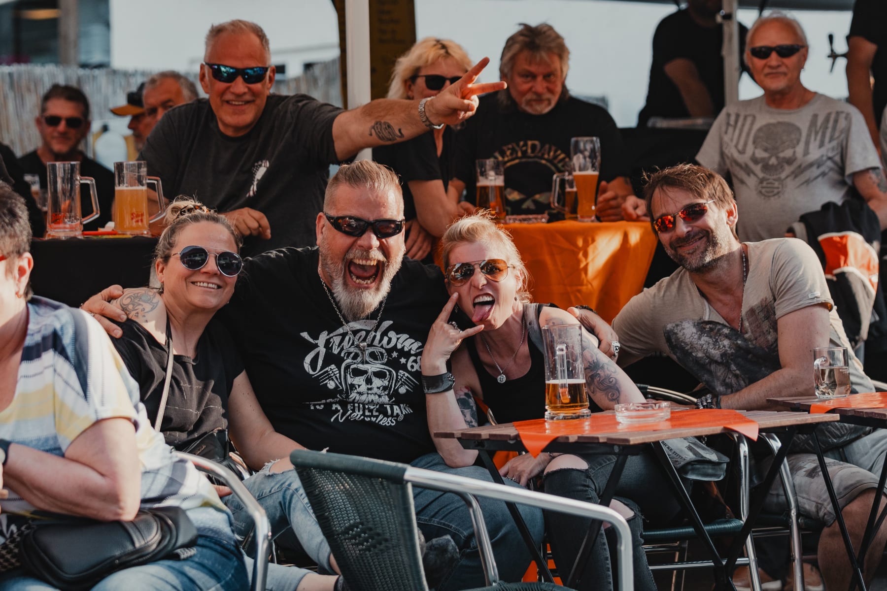 Viele fröhliche Menschen genießen Zeit und Getränke im Glemmtalerhof in Hinterglemm.