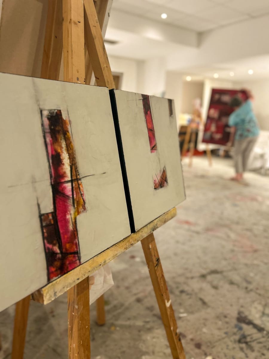 Paintings on an easel, creative atmosphere at Glemmtalerhof in Hinterglemm.