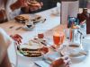 Fruhstuckstisch im Glemmtalerhof in Hinterglemm mit leckerem Essen und Getranken in einer einladenden Atmosphare.