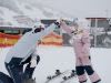 Zwei Kinder haben viel Spaß im Glemmtal beim Skifahren, umgeben von Schnee und Bergen.