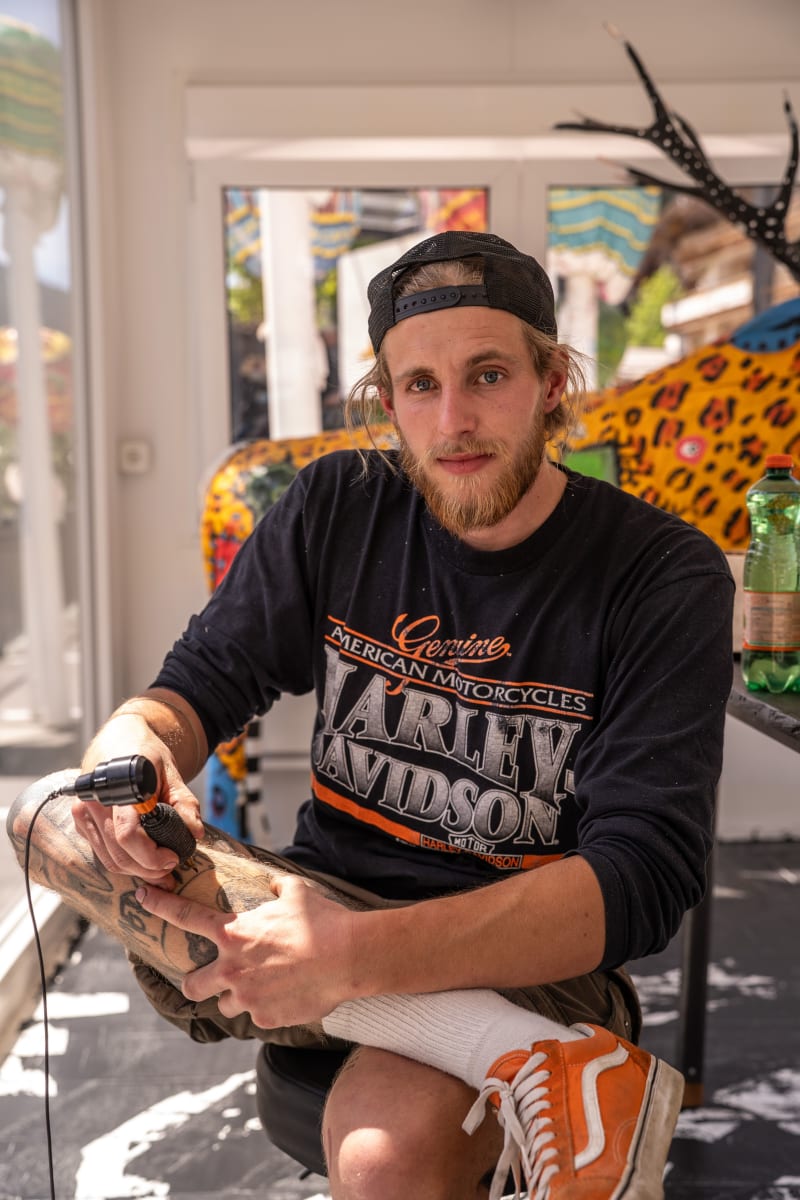 Ein Tattoo-Künstler arbeitet im Glemmtalerhof in Hinterglemm.