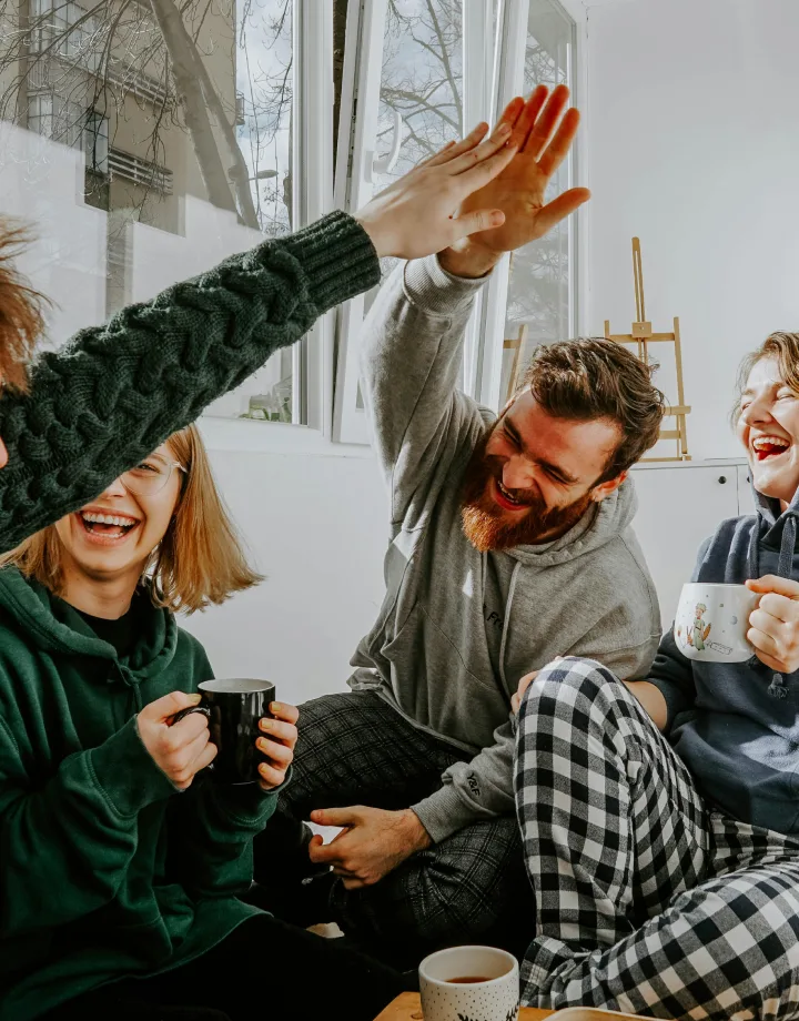 Imagem de amigos batendo as mãos comemorando