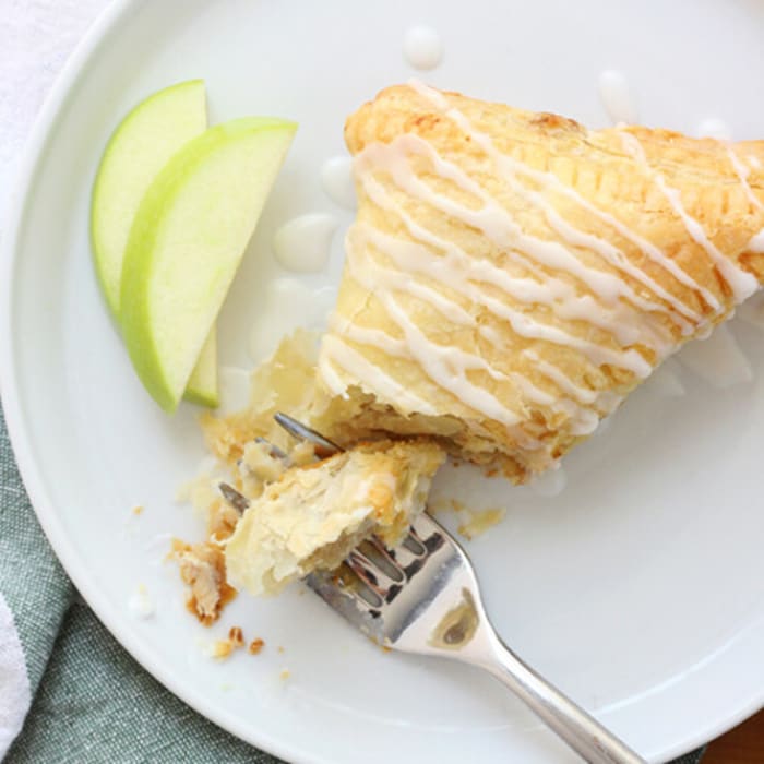APPLE TURNOVER & ICE CREAM (2 PCS)