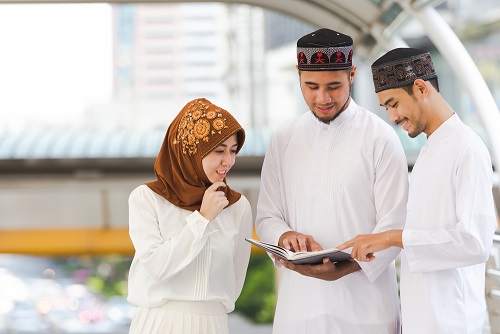 14. Berinteraksi dengan ayat Al-Qur'an yang dibaca