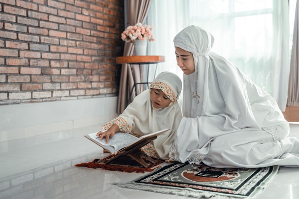 16. Membaca dengan keras