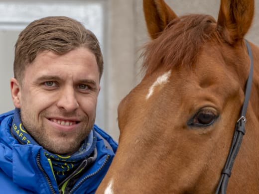 Julian McLaren sitter på leken i V4-epilogen på Bro Park