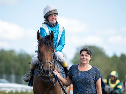 Tränarna kommenterar sina hästar i V64-inledningen