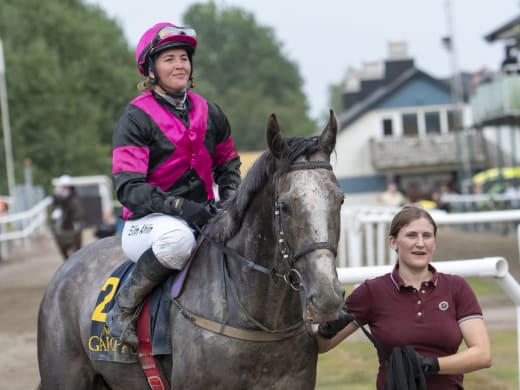 Jessica Ohlson både tränar och rider ett hett segerbud