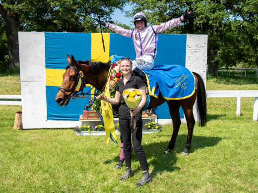 Publiken tillbaka när  Grand National firar 51 år