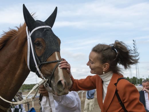 Annike Bye Hansen om sina hästar på Göteborg Galopp