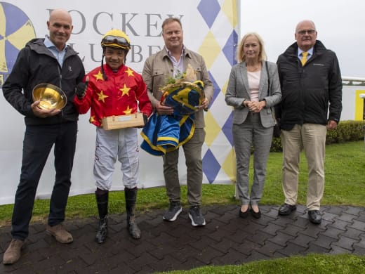 Championtränaren sadlar ut en trio i Oaks Trial