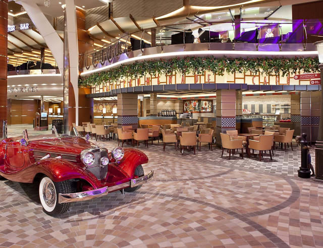 Anthem of the Seas Café Promenade