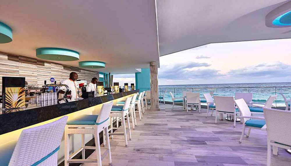 Riu Palace Nassau Poolside Bar 01 Tcm55 189215