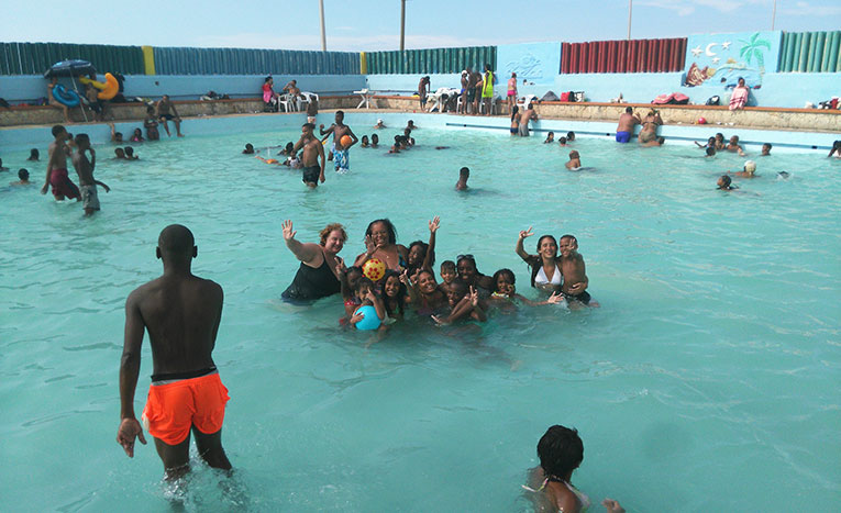 Volunteer in Cuba swimming with local students