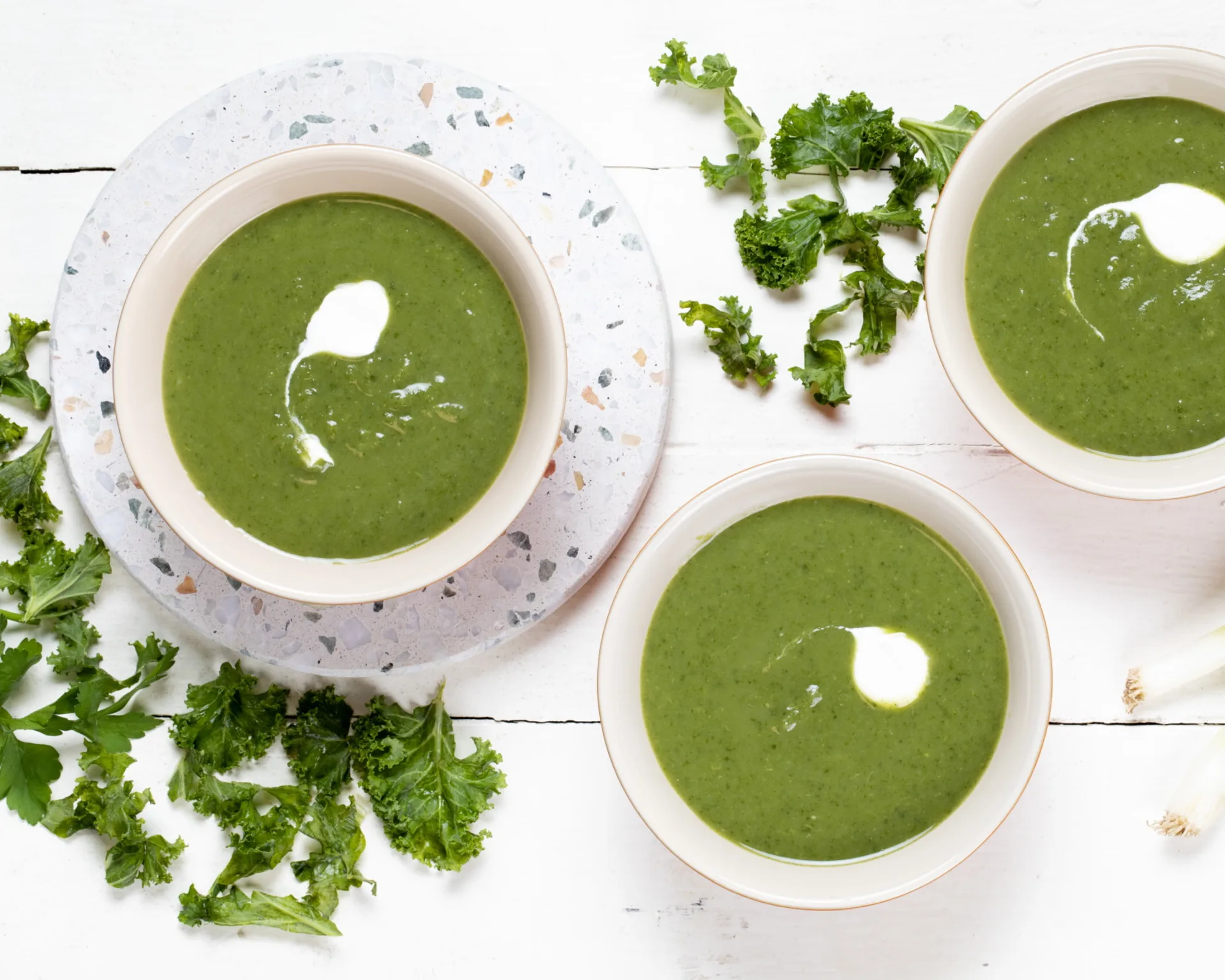 Tre skåler med grønnkålsuppe
