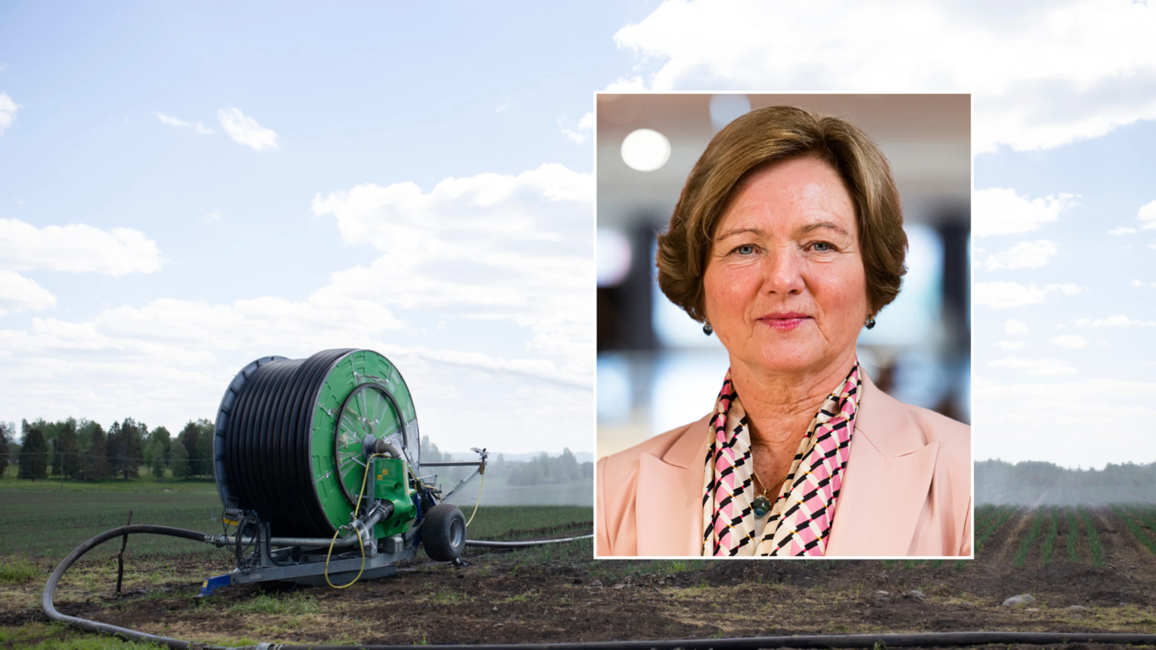 Portrett av Elisabeth Morthen med bakgrunnsbilde av vanningsvogn på jorde