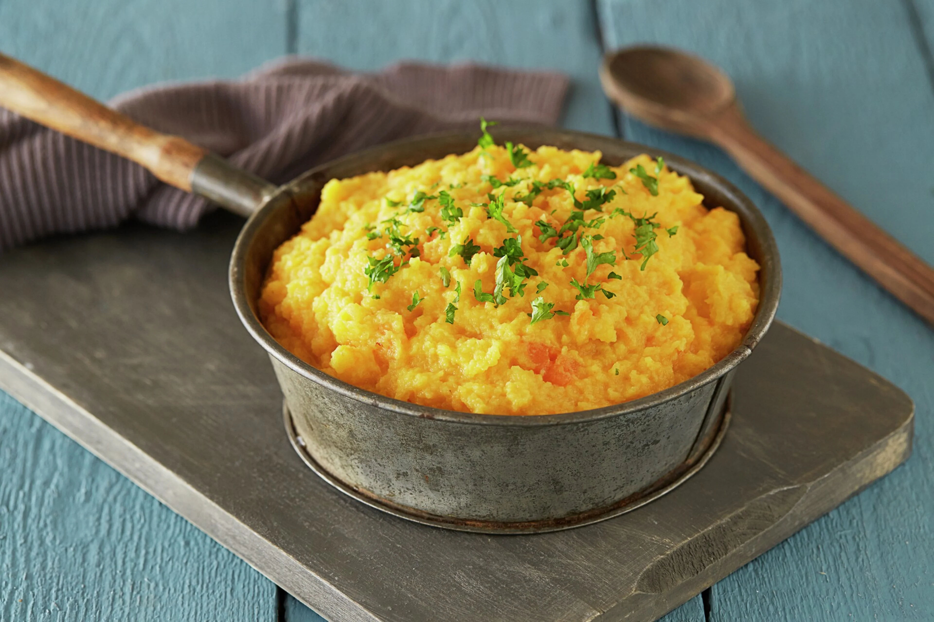 Kålrotstappe i skål på bord