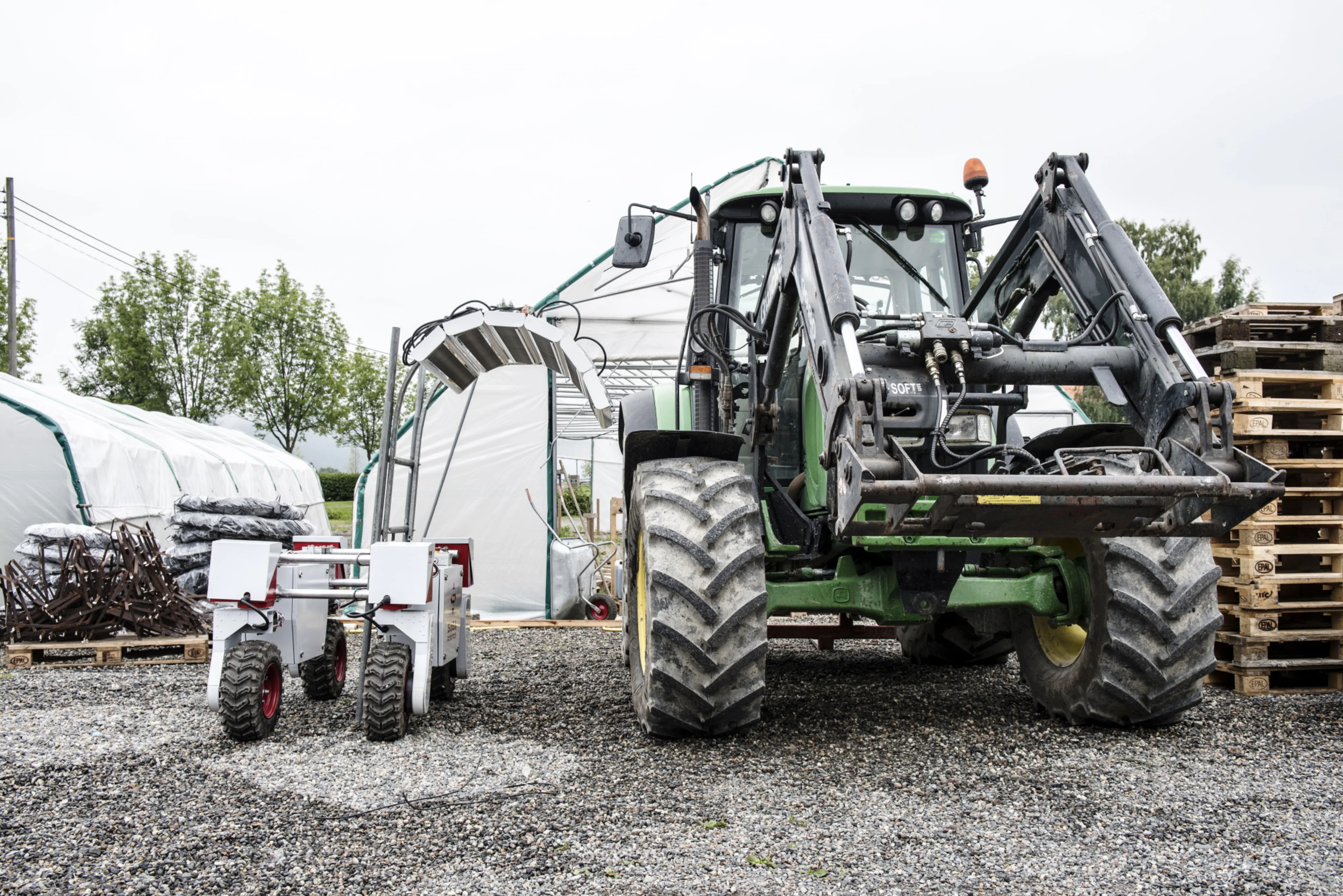 Roboten Thorvald og traktor