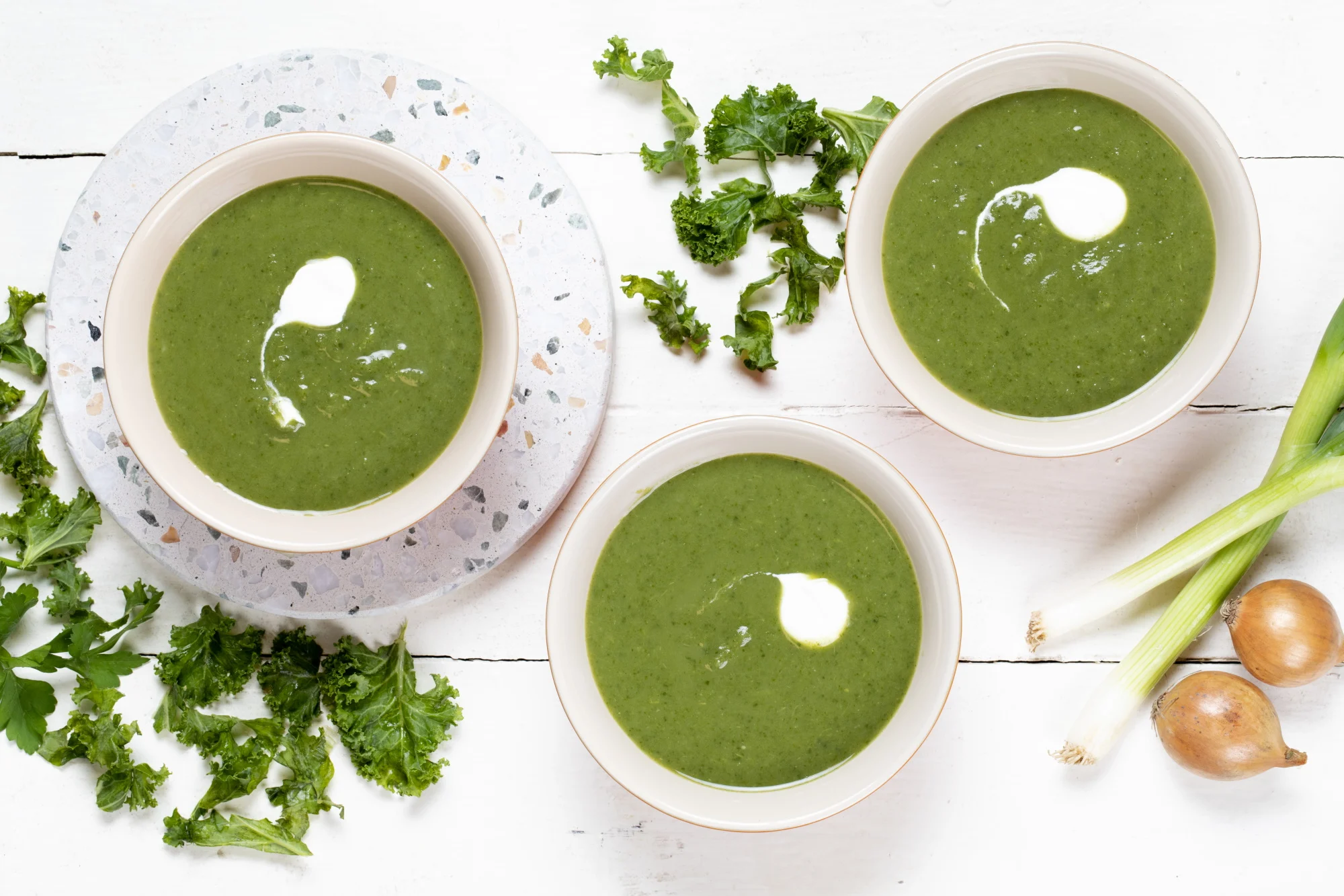 Tre skåler med grønnkålsuppe