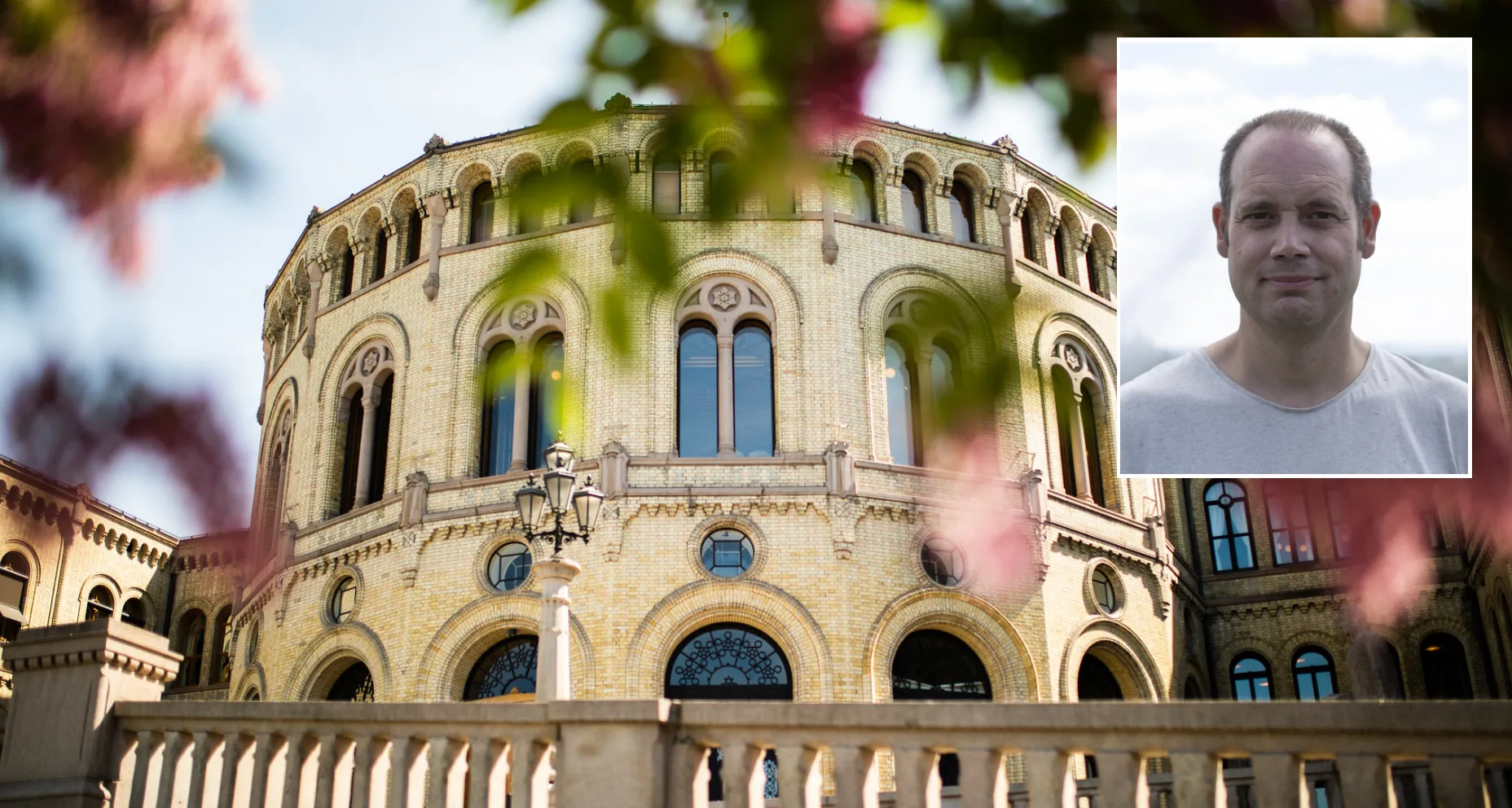 Bilde av Stortinget med bilde av Nils Olve Gillund i liten ramme