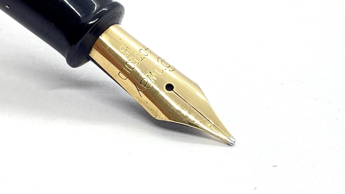 Vintage Conway Stewart No 28 Fountain Pen In Red Herringbone 14K Gold Medium NIB