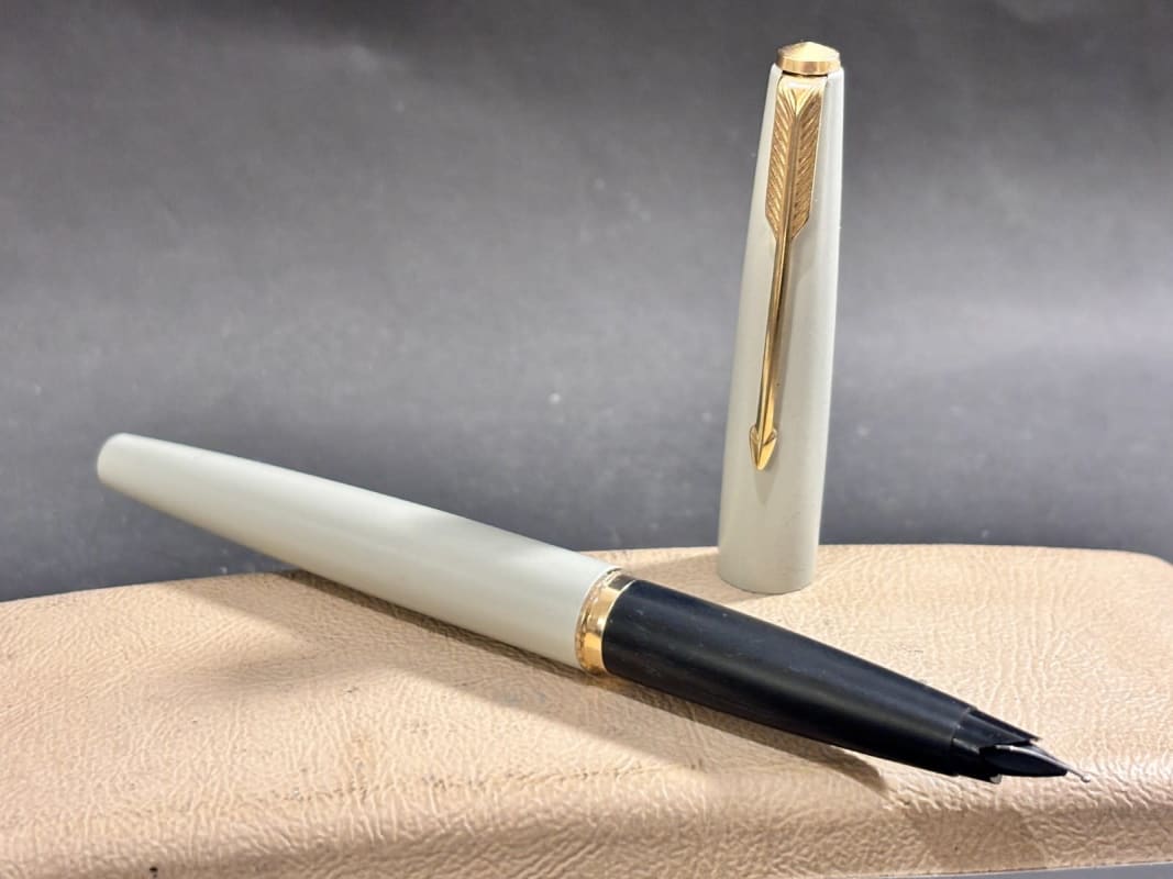 NOS Parker 45 Fountain Pen White Lacquered Argentina (Bfp712)