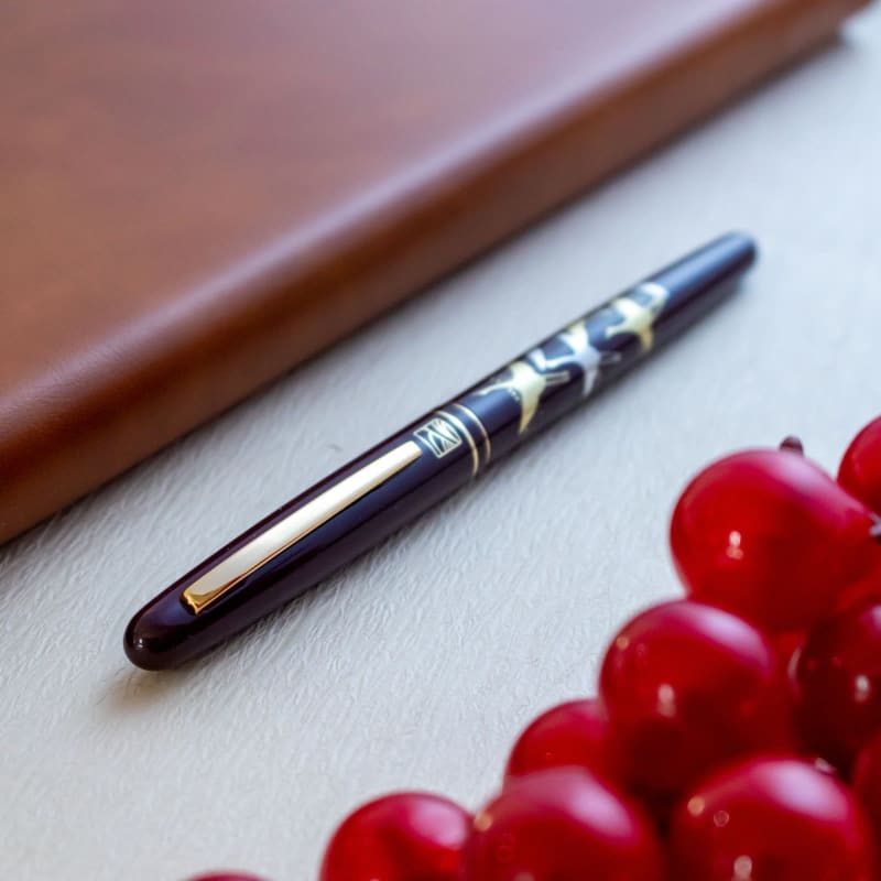 Kuretake Red Monogatari Urushi Maki-e Crane Gold Wancher Fude Nib Fountain Pen