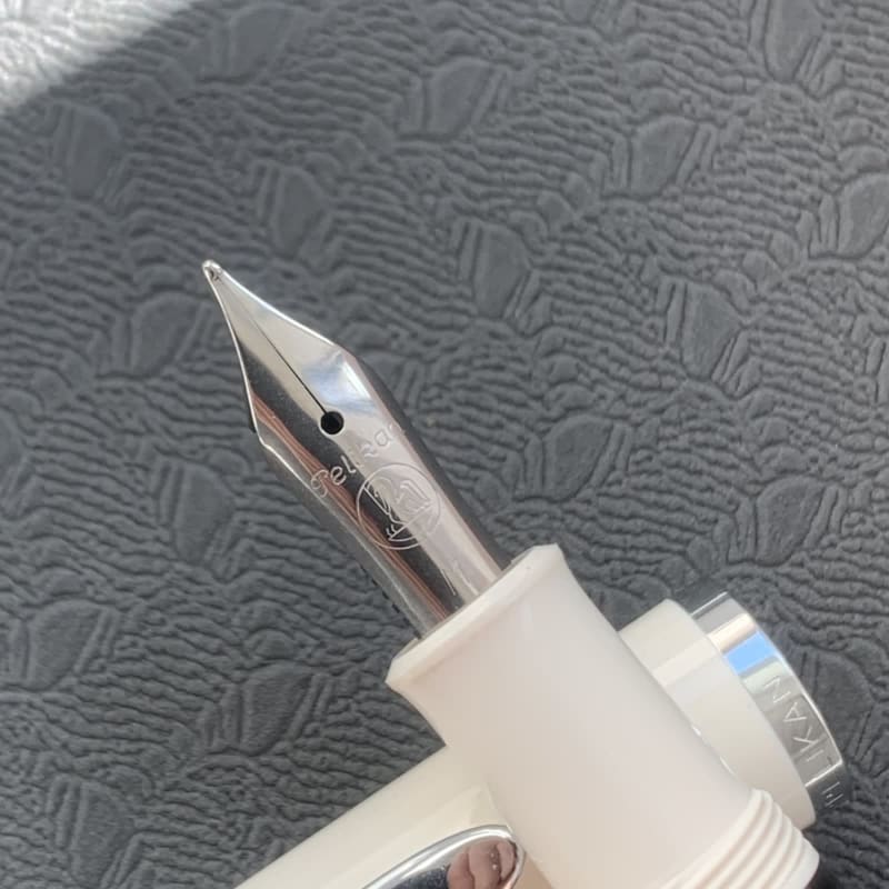 Pelikan M205 White