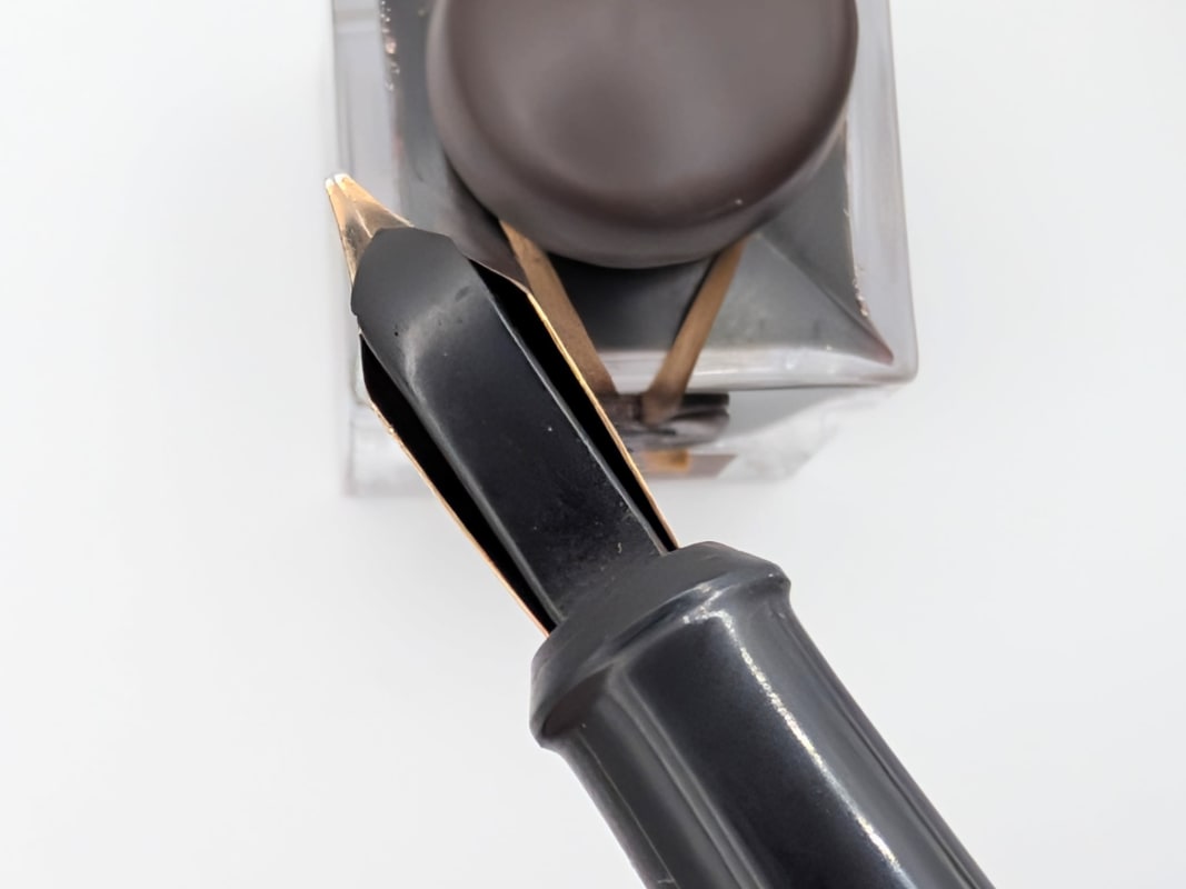 intage Onoto "The Pen" 5601 by De La Rue & Co. London – Chased Black Celluloid – 14K Gold Nib – Fully Restored Plunger Filler