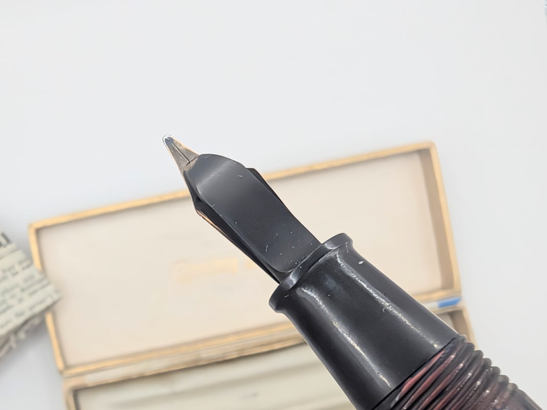 Vintage Conway Stewart Dinkie 550 Fountain Pen – Marbled Plum Celluloid & 14k Gold Nib (Boxed)