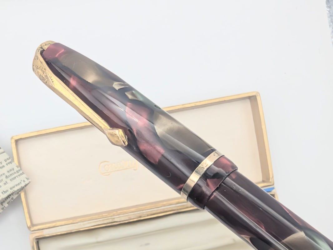 Vintage Conway Stewart Dinkie 550 Fountain Pen – Marbled Plum Celluloid & 14k Gold Nib (Boxed)