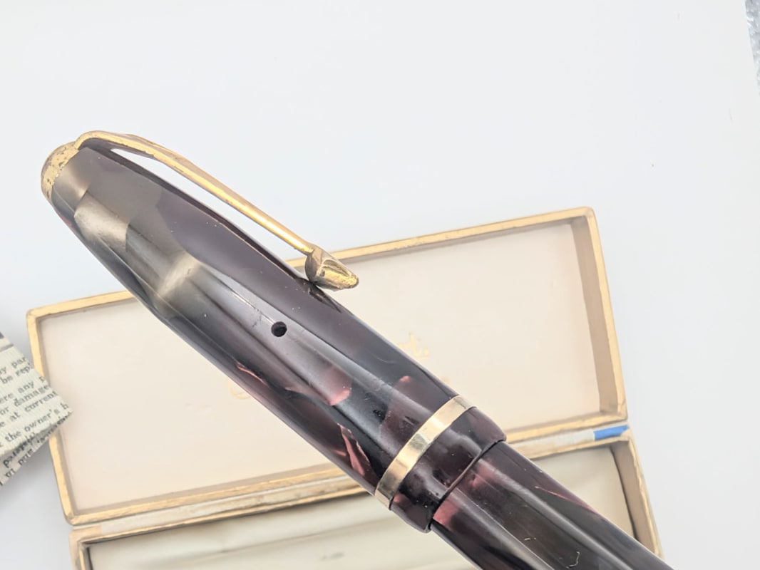 Vintage Conway Stewart Dinkie 550 Fountain Pen – Marbled Plum Celluloid & 14k Gold Nib (Boxed)