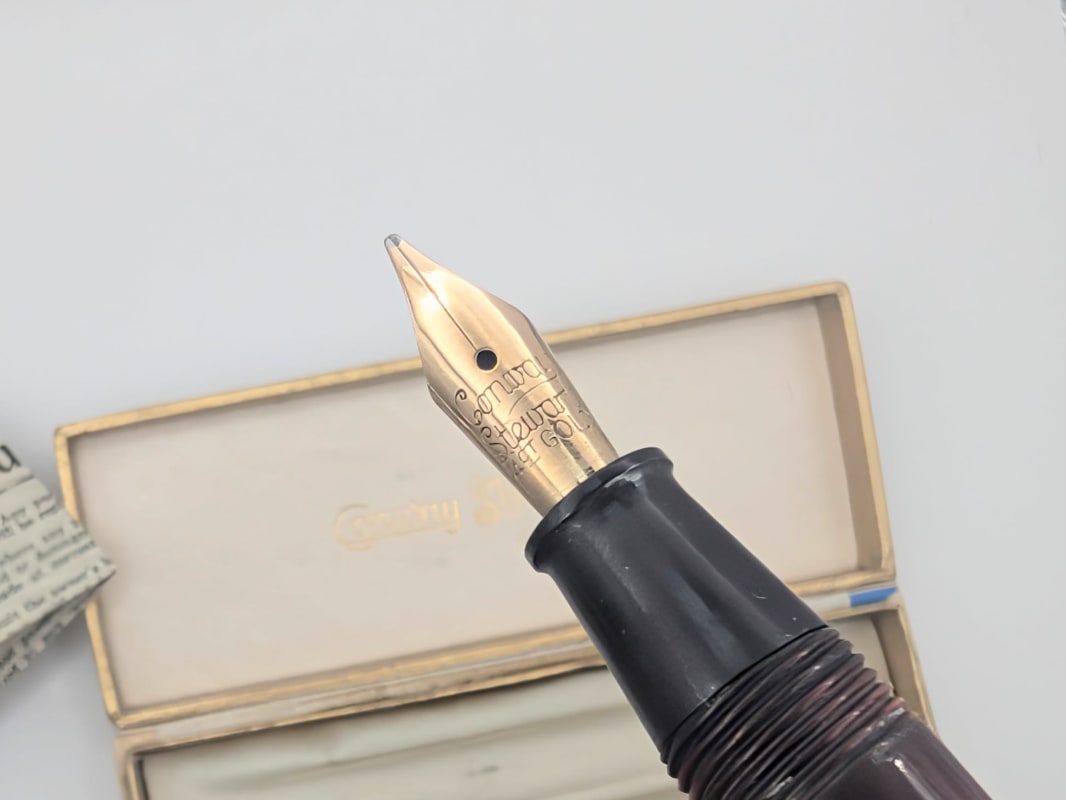 Vintage Conway Stewart Dinkie 550 Fountain Pen – Marbled Plum Celluloid & 14k Gold Nib (Boxed)