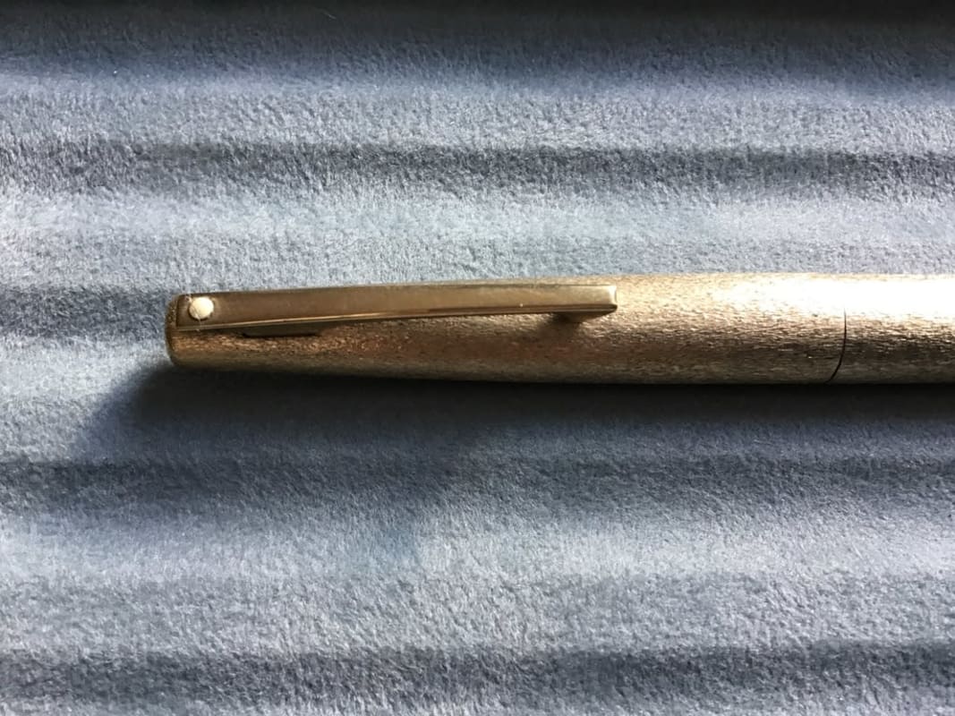 Vintage Sheaffer Stylist Fountain Pen - gold bark effect finish 14k B/stub? nib