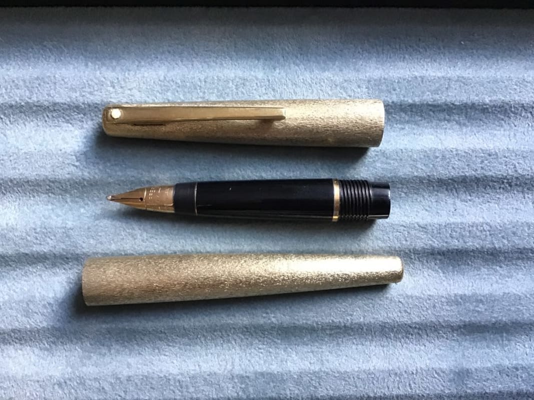 Vintage Sheaffer Stylist Fountain Pen - gold bark effect finish 14k B/stub? nib