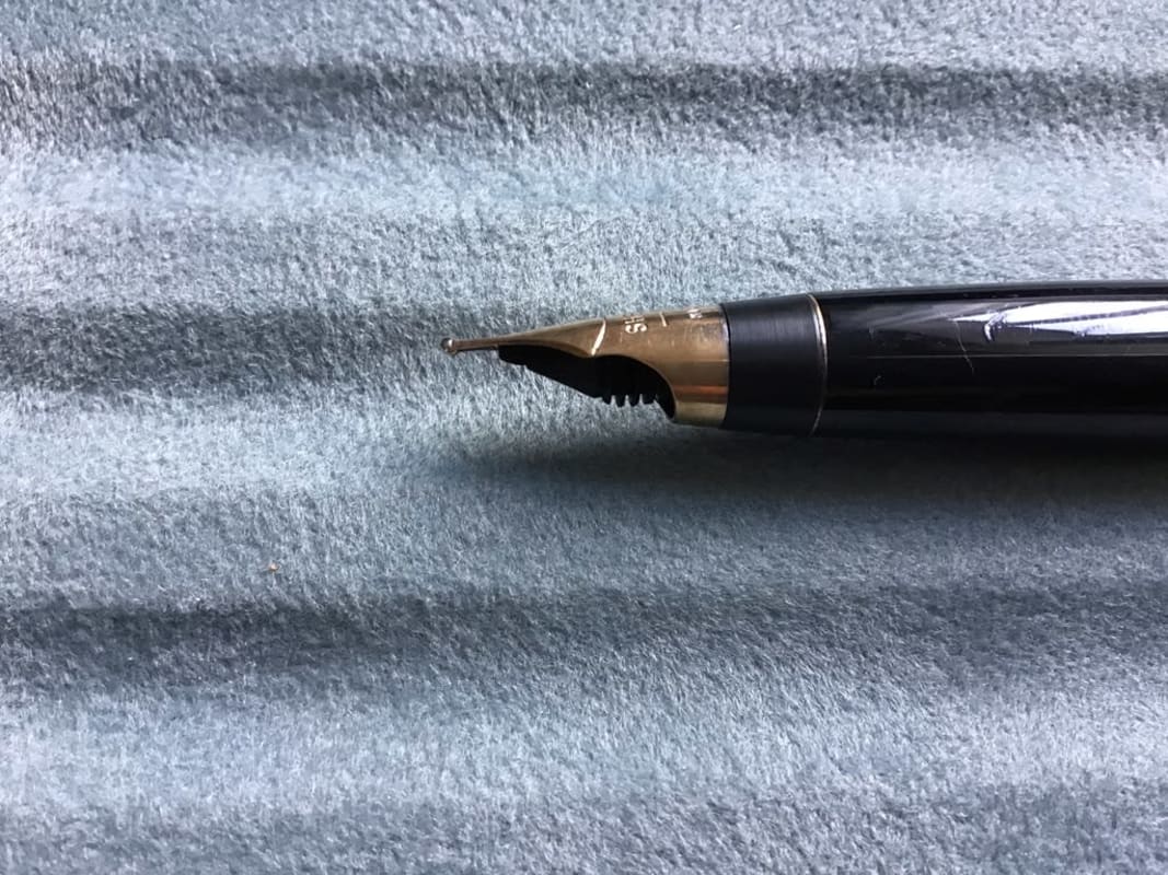 Vintage Sheaffer Stylist Fountain Pen - gold bark effect finish 14k B/stub? nib