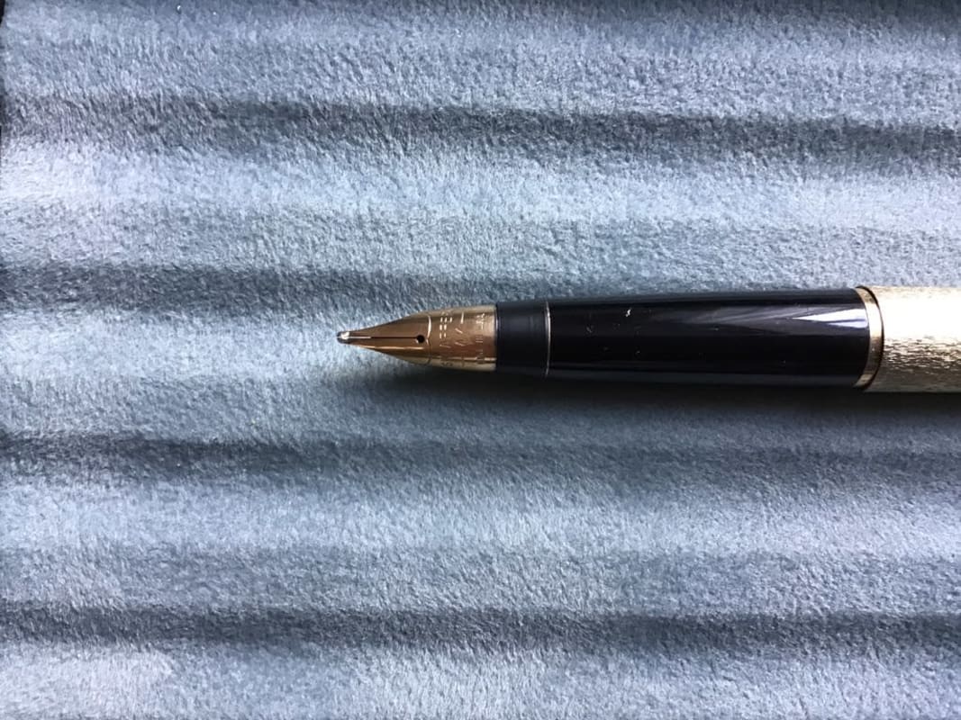 Vintage Sheaffer Stylist Fountain Pen - gold bark effect finish 14k B/stub? nib